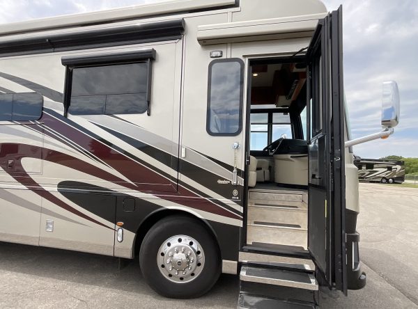 2019 Newmar Dutch Star 4018 - Image 9