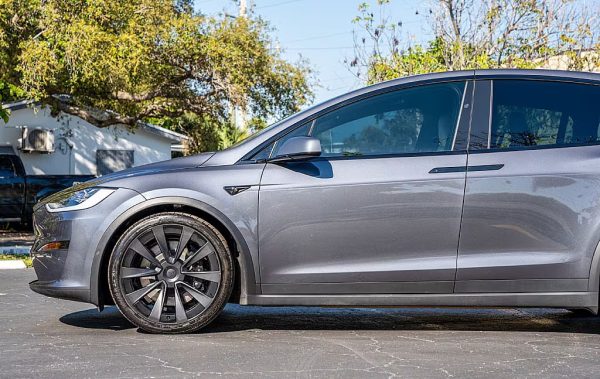 2022 Tesla Model X Plaid - Image 16