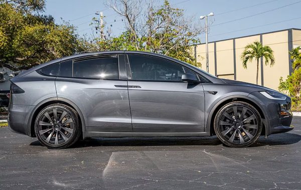 2022 Tesla Model X Plaid - Image 21