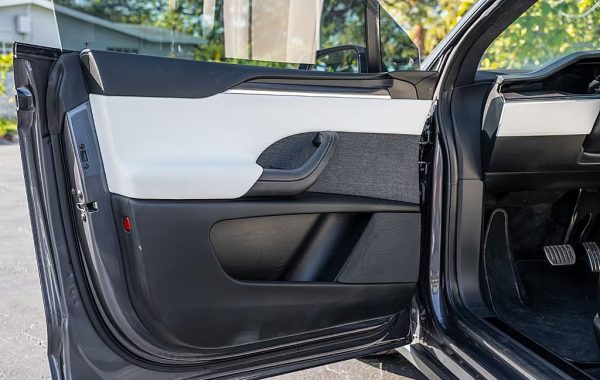 2022 Tesla Model X Plaid - Image 11