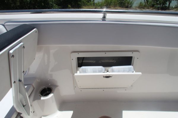 2021 Robalo R242EX - Image 9