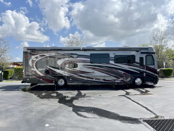 2020 Fleetwood Discovery LXE 40G - Image 12