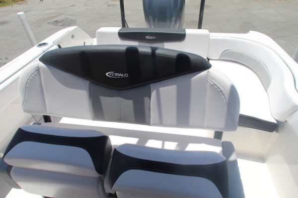 2021 Robalo R242EX - Image 11