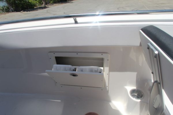 2021 Robalo R242EX - Image 12