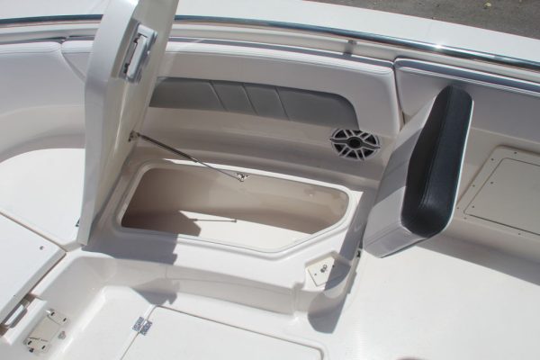 2021 Robalo R242EX - Image 13