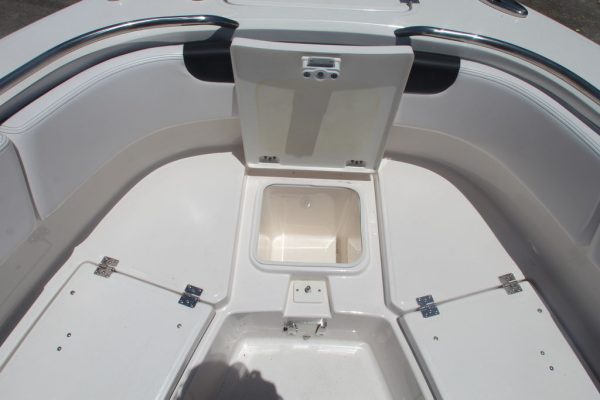 2021 Robalo R242EX - Image 18
