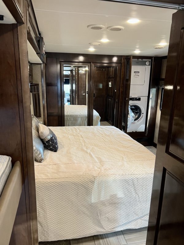 2020 Fleetwood Discovery LXE 40G - Image 22