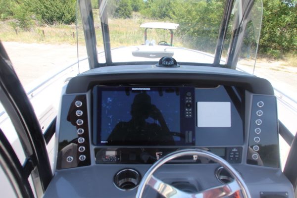 2021 Robalo R242EX - Image 3