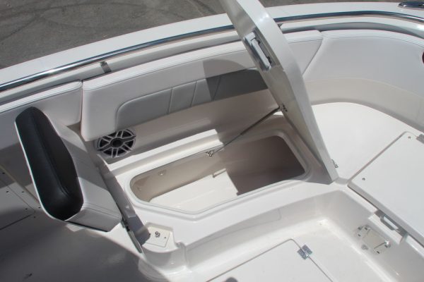 2021 Robalo R242EX - Image 4