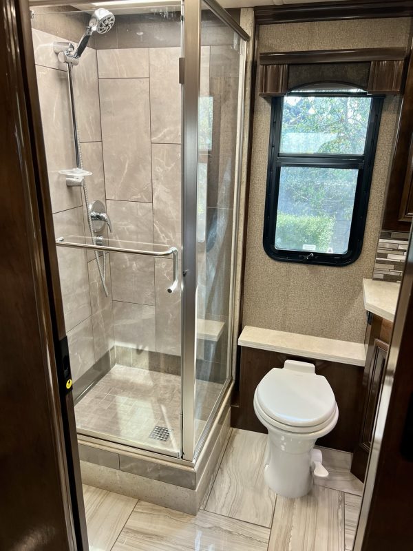 2020 Fleetwood Discovery LXE 40G - Image 24