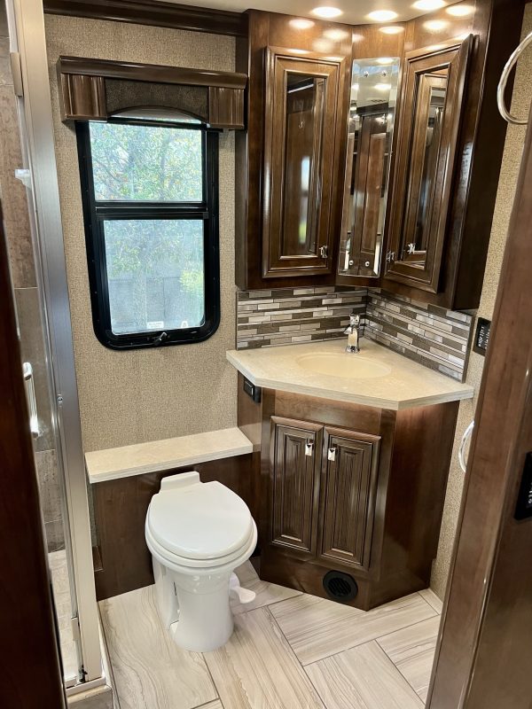 2020 Fleetwood Discovery LXE 40G - Image 25