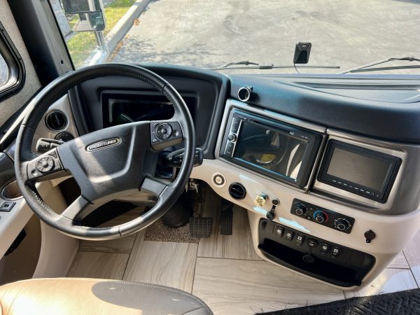 2020 Fleetwood Discovery LXE 40G - Image 26