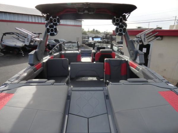 2021 Malibu Boats M240 - Image 3