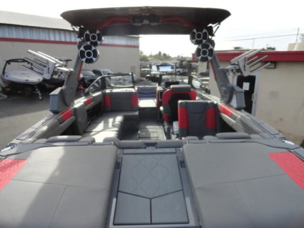 2021 Malibu Boats M240 - Image 4