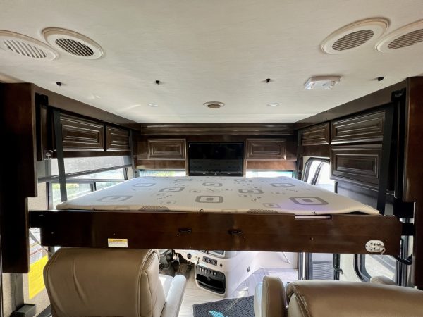 2020 Fleetwood Discovery LXE 40G - Image 32