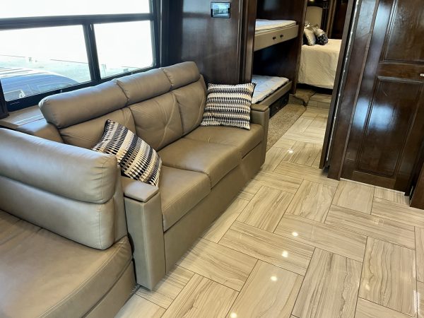 2020 Fleetwood Discovery LXE 40G - Image 33