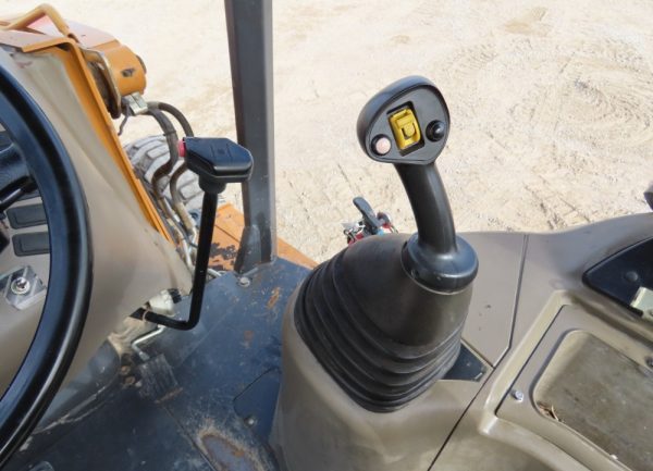 2015 Case 580N 4WD Backhoe - Image 34
