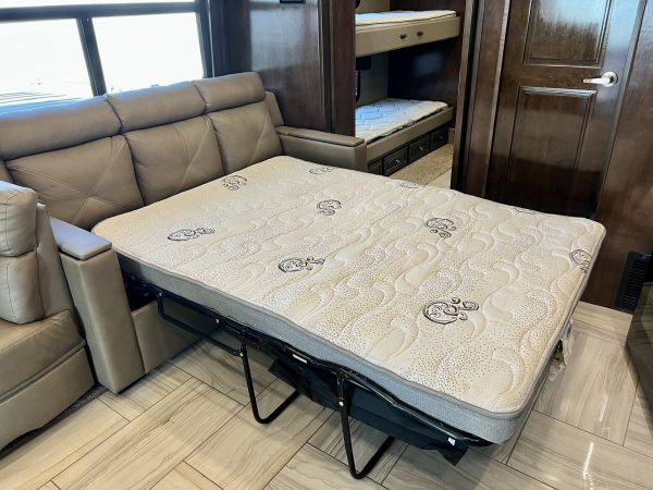 2020 Fleetwood Discovery LXE 40G - Image 34