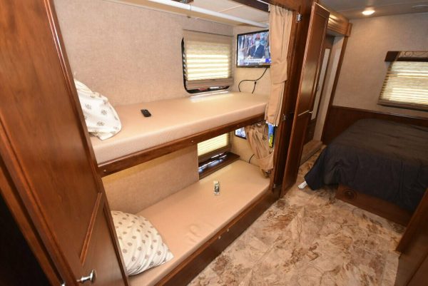 2015 Coachmen Pursuit 33BH - Image 36