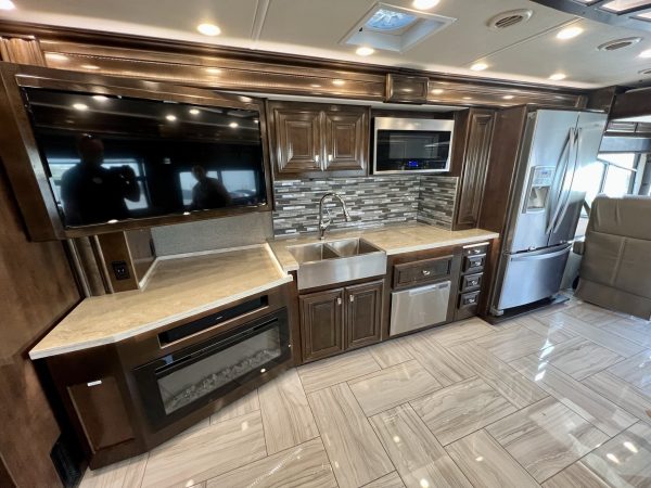 2020 Fleetwood Discovery LXE 40G - Image 35