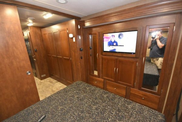 2015 Coachmen Pursuit 33BH - Image 38