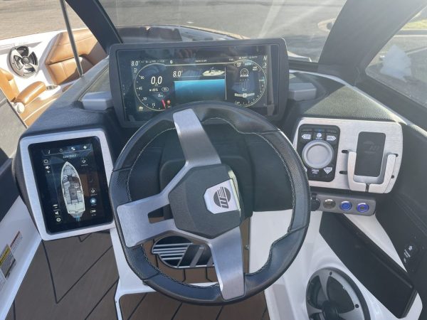 2020 Malibu Boats 25 LSV - Image 8