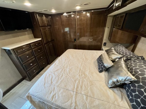 2020 Fleetwood Discovery LXE 40G - Image 38