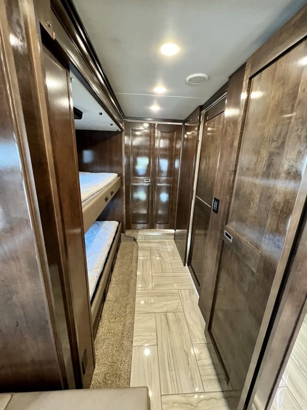 2020 Fleetwood Discovery LXE 40G - Image 39
