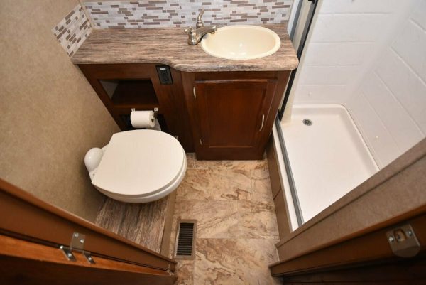 2015 Coachmen Pursuit 33BH - Image 41