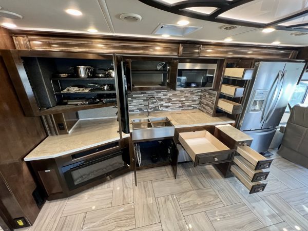 2020 Fleetwood Discovery LXE 40G - Image 40