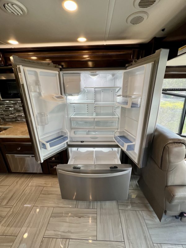 2020 Fleetwood Discovery LXE 40G - Image 2