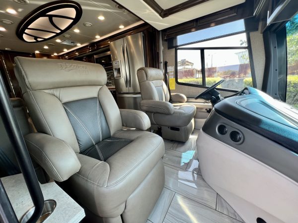 2020 Fleetwood Discovery LXE 40G - Image 4