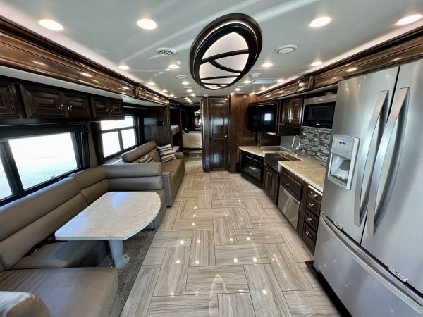 2020 Fleetwood Discovery LXE 40G - Image 5