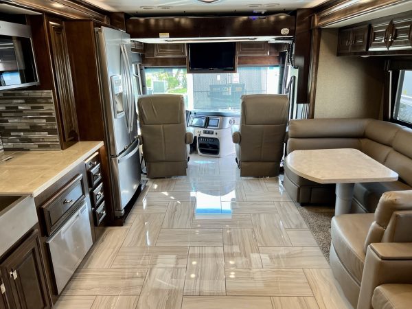 2020 Fleetwood Discovery LXE 40G - Image 6
