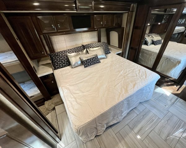 2020 Fleetwood Discovery LXE 40G - Image 8