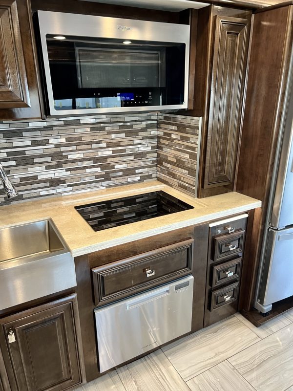 2020 Fleetwood Discovery LXE 40G - Image 9
