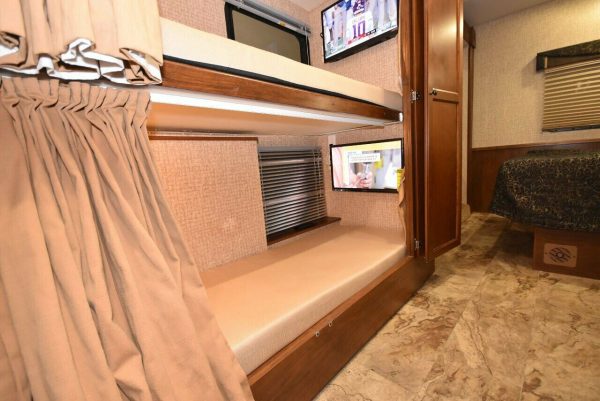 2015 Coachmen Pursuit 33BH - Image 3