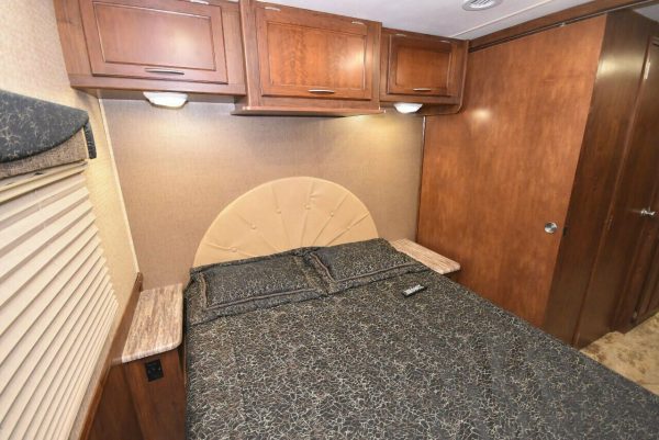 2015 Coachmen Pursuit 33BH - Image 4