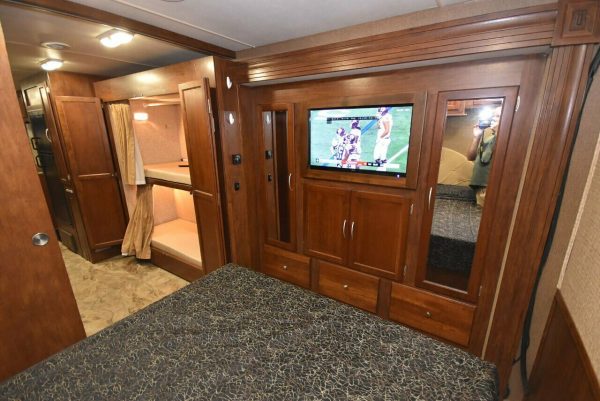 2015 Coachmen Pursuit 33BH - Image 5